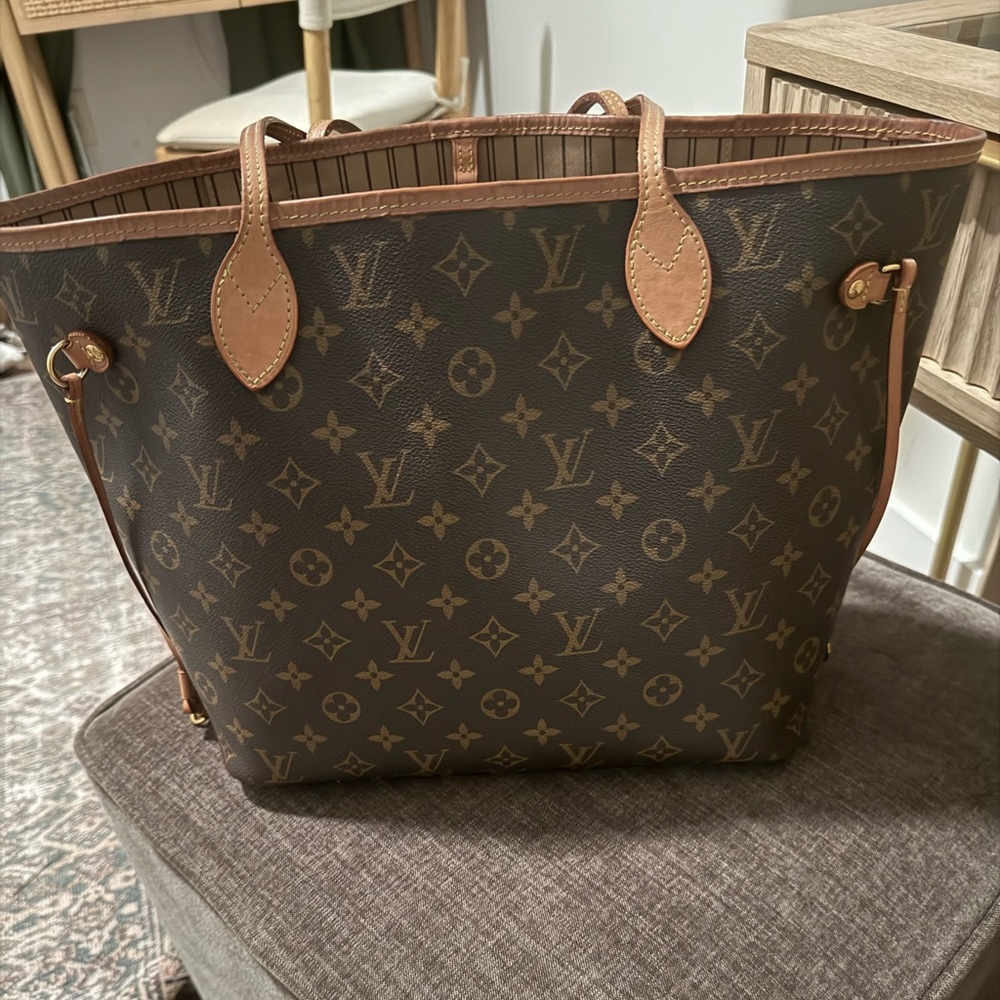 Louis Vuitton MM Neverfull Tote